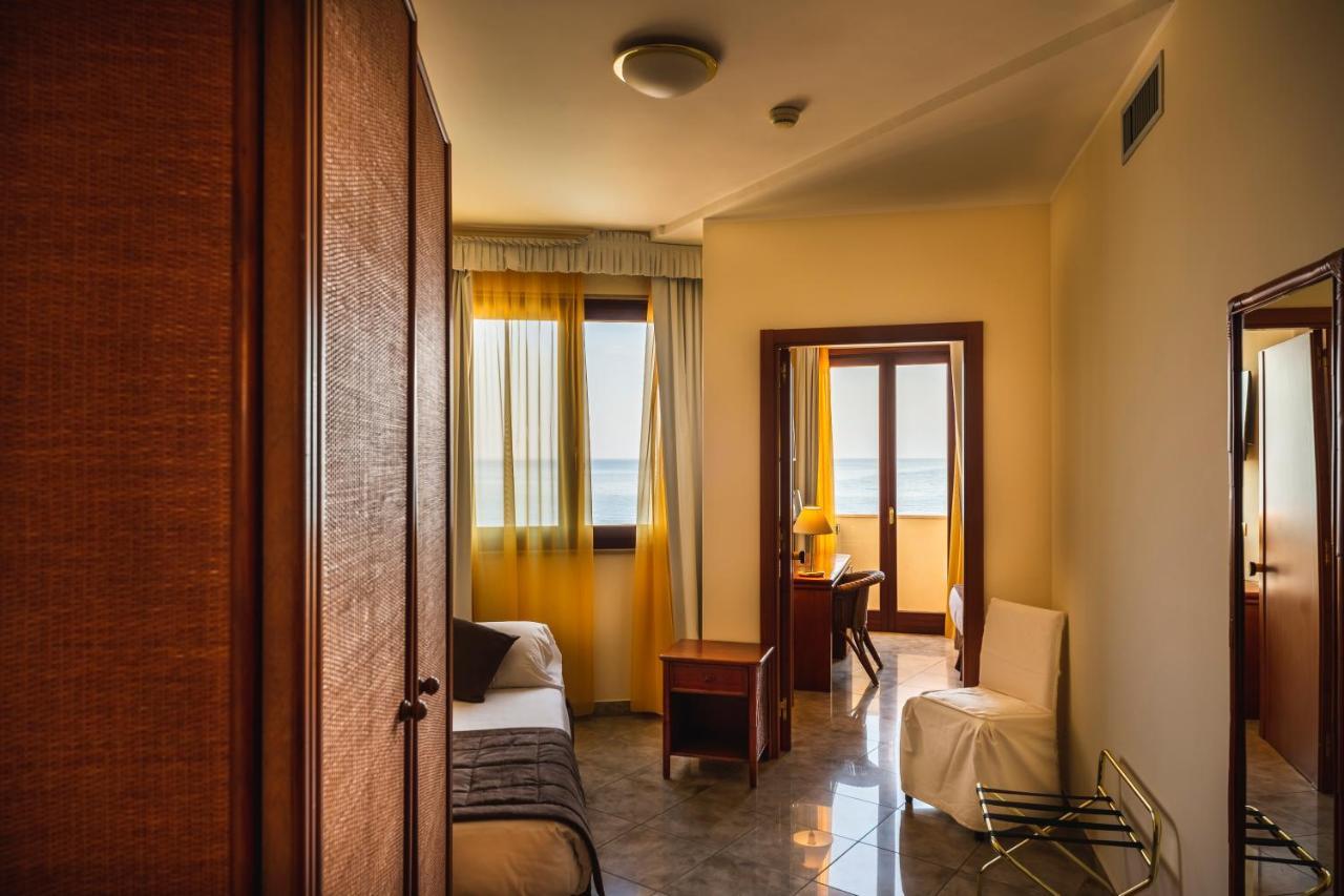 Apulia Hotel Taranto Ara Solis Lido Azzurro Buitenkant foto